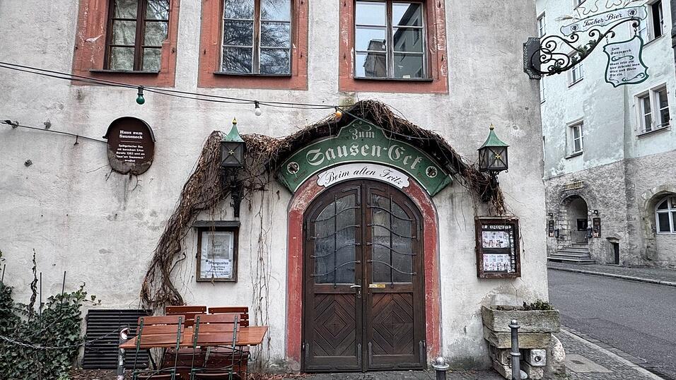 Der Abriss drohte in den 1950ern, weil die Stra&szlig;e vierspurig ausgebaut werden sollte. Es gab Widerstand. Und so kaufte 1977 Dieter Fritz das Geb&auml;ude und er&ouml;ffnete ein Gasthaus.