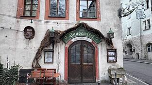 Der Abriss drohte in den 1950ern, weil die Stra&szlig;e vierspurig ausgebaut werden sollte. Es gab Widerstand. Und so kaufte 1977 Dieter Fritz das Geb&auml;ude und er&ouml;ffnete ein Gasthaus.
