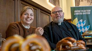 Zum Auftakt der Winterklausur der Landtagsgrünen freute sich Fraktionschefin Katharina Schulze über den Besuch von Kardinal Marx. Zum Auftakt der Winterklausur der Landtagsgrünen freute sich Fraktionschefin Katharina Schulze über den Besuch von Kardinal Marx.