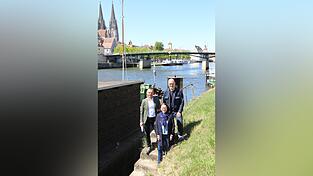 Von links: Tiefbauamtsleiter Michael K&ouml;stlinger, Oberb&uuml;rgermeisterin Gertrud Maltz-Schwarzfischer (SPD) und Baureferent Florian Plajer am Donauufer der Werftstra&szlig;e. Die Ufermauer wird ab Montag saniert.