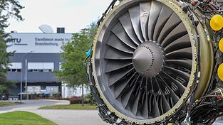 Eine Flugzeugturbine auf dem Gelände eines MTU-Wartungsstandorts in Ludwigsfelde (Brandenburg). Die Wartung ist eine Haupteinnahmequelle des Dax-Konzerns. (Archiv) Eine Flugzeugturbine auf dem Gelände eines MTU-Wartungsstandorts in Ludwigsfelde (Brandenburg). Die Wartung ist eine Haupteinnahmequelle des Dax-Konzerns. (Archiv)