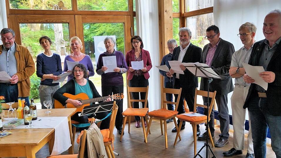 Der Schrazlhöhlenchor gibt ein selbstgedichtetes Lied zum Besten. Der Schrazlhöhlenchor gibt ein selbstgedichtetes Lied zum Besten.