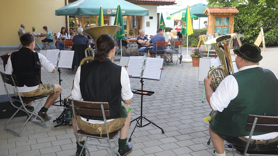 Die junge Blasmusikergruppe 'Tschamsdara' spielte am Samstag erstmals wieder vor Publikum.