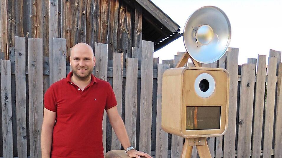 Sebastian Heimerl aus Wald hat mit einem selbst gebauten Fotoautomaten f&uuml;r Hochzeiten und andere Feiern eine Marktl&uuml;cke gefunden.