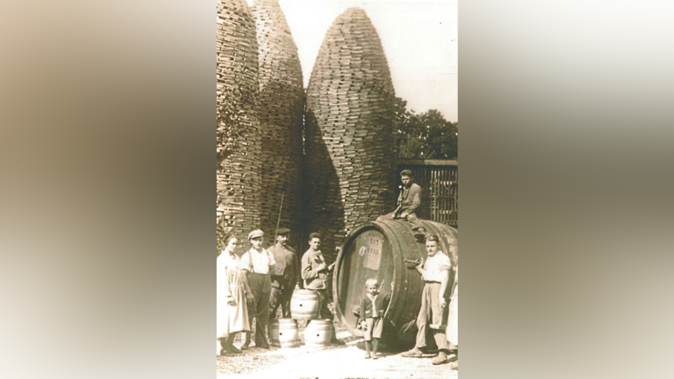Sch&auml;ffler in Achdorf: An der R&ouml;dlgasse wurden F&auml;sser f&uuml;r die Brauerei hergestellt (etwa 1935).
