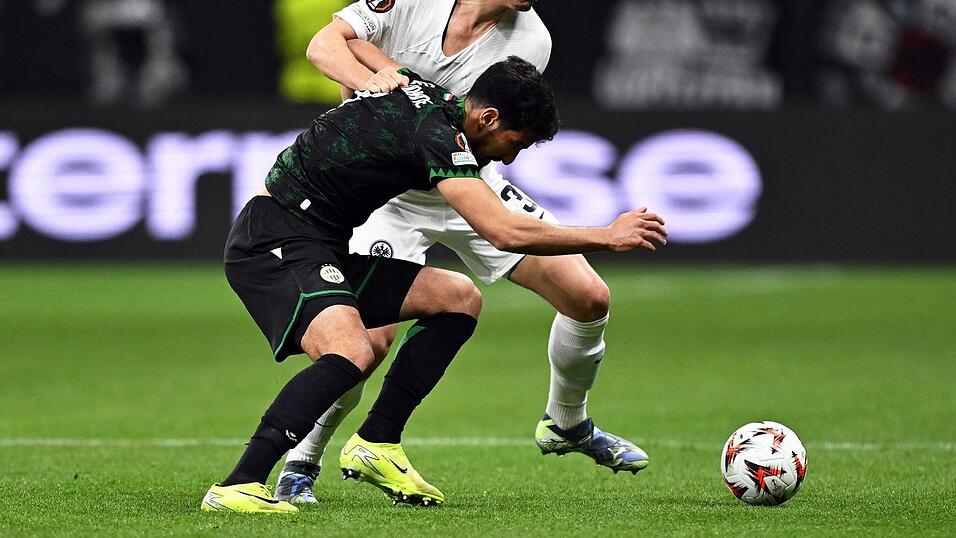 Eintracht Frankfurt mit Arthur Theate (hinten) war gegen Ferencváros Budapest von Beginn an dominant, blieb in der ersten Hälfte aber ohne Torerfolg.