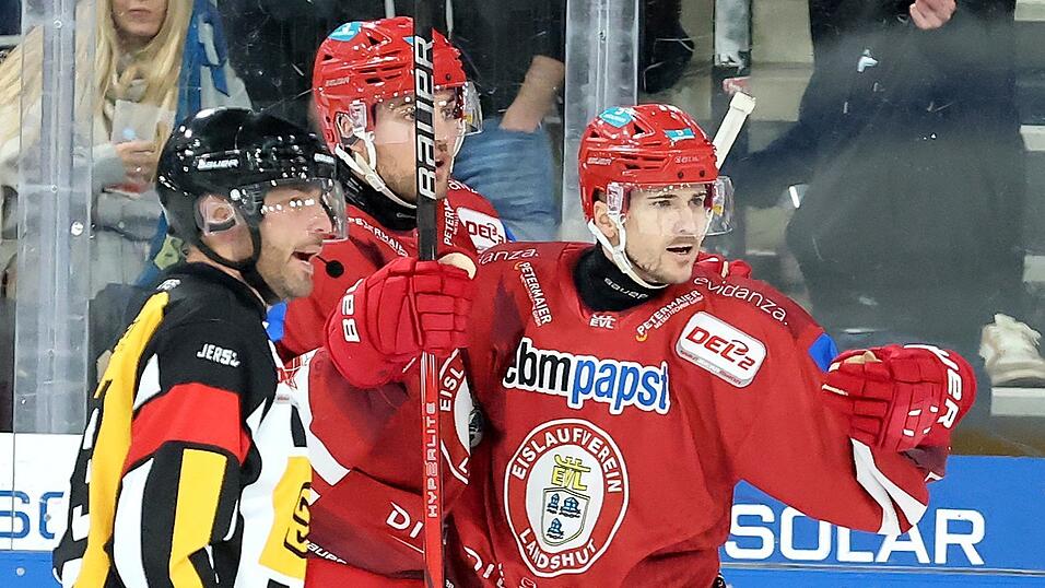 David Stieler (rechts) und Julian Kornelli (hinten) hatten gegen Selb ordentlich was zu feiern. Gro&szlig; d&uuml;rfte der Jubel auch &uuml;ber die 0:6-Pleite der Blue Devils Weiden in Crimmitschau sein - damit liegt der EVL nun sieben Punkte vor den Oberpf&auml;lzern.