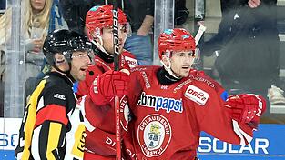 David Stieler (rechts) und Julian Kornelli (hinten) hatten gegen Selb ordentlich was zu feiern. Gro&szlig; d&uuml;rfte der Jubel auch &uuml;ber die 0:6-Pleite der Blue Devils Weiden in Crimmitschau sein - damit liegt der EVL nun sieben Punkte vor den Oberpf&auml;lzern.