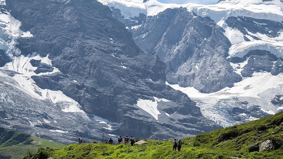 «Ein Problem ist vor allem, dass die Hitzewellen so lange angehalten haben», sagt Severin Karrer, Fachleiter für Ausbildung, Bergsport und Sicherheit im Sommer beim Schweizer Alpen-Club (SAC). «Ein Problem ist vor allem, dass die Hitzewellen so lange angehalten haben», sagt Severin Karrer, Fachleiter für Ausbildung, Bergsport und Sicherheit im Sommer beim Schweizer Alpen-Club (SAC).