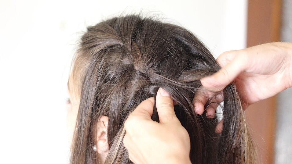 Geflochten wird so lange, bis man am Hinterkopf ankommt. Geflochten wird so lange, bis man am Hinterkopf ankommt.