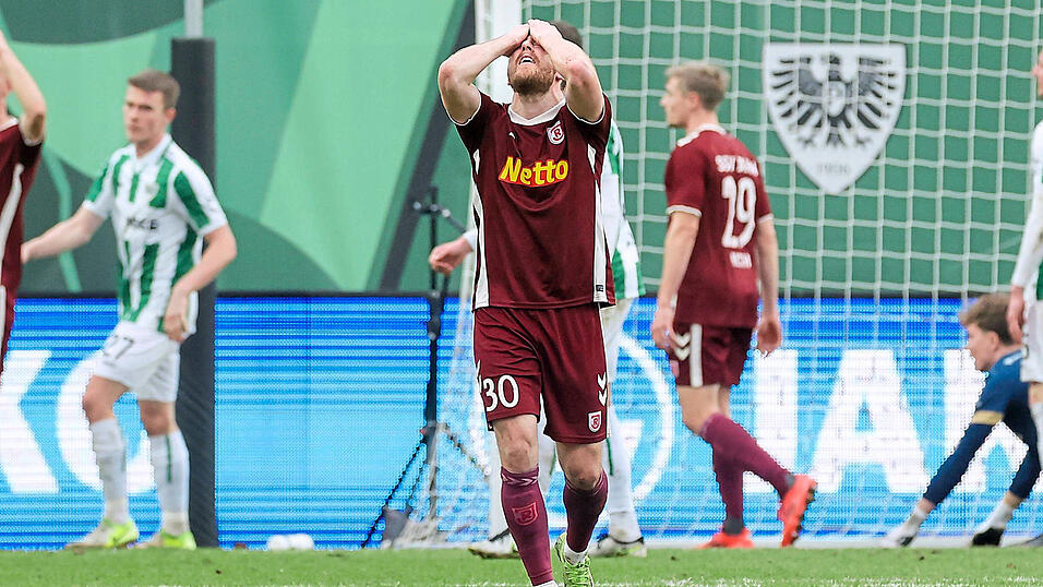 Oh jeh! Der SSV Jahn Regensburg um Christian K&uuml;hlwetter hat nach der Niederlage in M&uuml;nster schon sechs Punkte R&uuml;ckstand auf den Relegationsplatz.