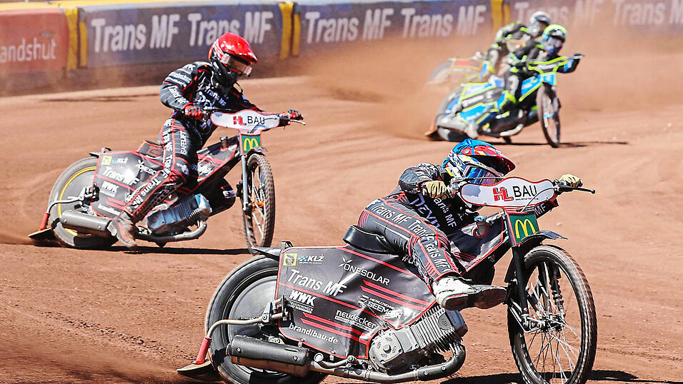 Leon Flint (vorne) ist nach Verletzung und Nationalmannschaft zurück im Kader der Trans MF Landshut Devils und soll am Sonntag mithelfen, den so wichtigen Sieg bei Lokomotiv Daugavpils einzutüten und so die Playoff-Hoffnungen der Niederbayern am Leben zu erhalten.