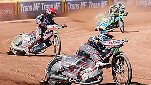 Leon Flint (vorne) ist nach Verletzung und Nationalmannschaft zurück im Kader der Trans MF Landshut Devils und soll am Sonntag mithelfen, den so wichtigen Sieg bei Lokomotiv Daugavpils einzutüten und so die Playoff-Hoffnungen der Niederbayern am Leben zu erhalten.