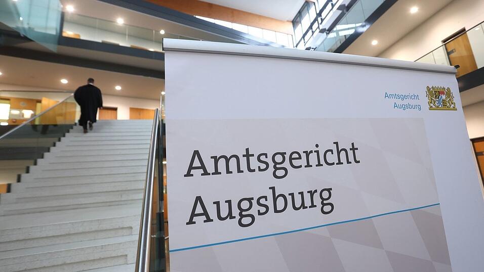Das Amtsgericht Augsburg hat einen Erzieher wegen sexueller Übergriffen in Kindertagesstätten verurteilt. (Symbolbild) Das Amtsgericht Augsburg hat einen Erzieher wegen sexueller Übergriffen in Kindertagesstätten verurteilt. (Symbolbild)