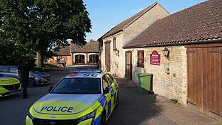 Der Besuch in einem britischen Zoo endet für einen Dreijährigen dramatisch: Ein Mann soll ihn in das Krokodilgehege geworfen haben, das Kind wird schwer verletzt. Der Besuch in einem britischen Zoo endet für einen Dreijährigen dramatisch: Ein Mann soll ihn in das Krokodilgehege geworfen haben, das Kind wird schwer verletzt.