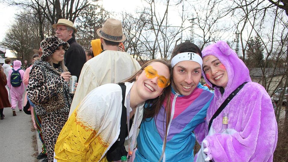 Viele Faschings-Fans haben sich am Samstag den Umzug in Langenbach angesehen. Viele Faschings-Fans haben sich am Samstag den Umzug in Langenbach angesehen.