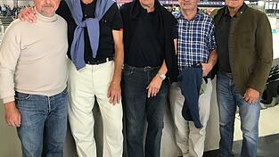Freuten sich über das Wiedersehen (von links): Bernie Englbrecht, Erich Kühnhackl, Klaus Auhuber, Bob Laycock und Alois Schloder. Freuten sich über das Wiedersehen (von links): Bernie Englbrecht, Erich Kühnhackl, Klaus Auhuber, Bob Laycock und Alois Schloder.