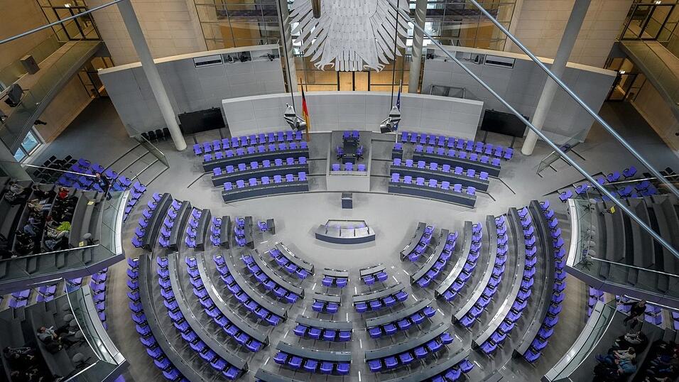 Im Plenum des Bundestages werden aufgrund der Wahlrechtsreform künftig nur noch 630 Abgeordnete sitzen. (Symbolbild) Im Plenum des Bundestages werden aufgrund der Wahlrechtsreform künftig nur noch 630 Abgeordnete sitzen. (Symbolbild)