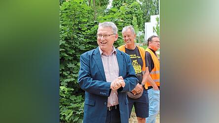 Jan Mascheck, vom Verein Historische Straßenbahn (vorne), darf sich bald auf einen schützenden Unterstand für den Triebwagen freuen.