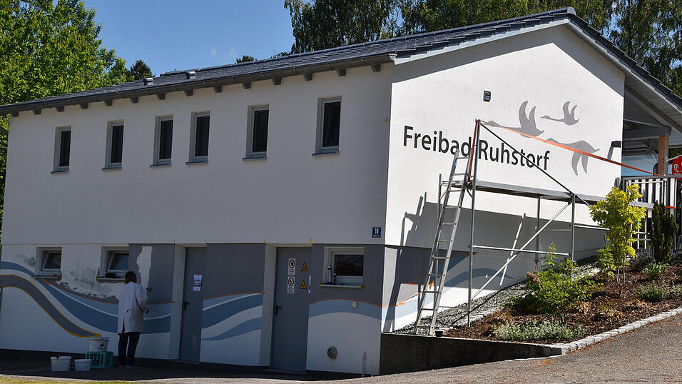 Rainer Gratz verlieh dem Freibadgeb&auml;ude eine besondere Note.