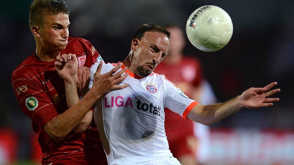 Hier bearbeitet Philipp Ziereis (links) Bayerns Franck Ribéry (rechts) im DFB-Pokal 2012. Damals spielte der gebürtige Oberpfälzer noch für den SSV Jahn. Hier bearbeitet Philipp Ziereis (links) Bayerns Franck Ribéry (rechts) im DFB-Pokal 2012. Damals spielte der gebürtige Oberpfälzer noch für den SSV Jahn.