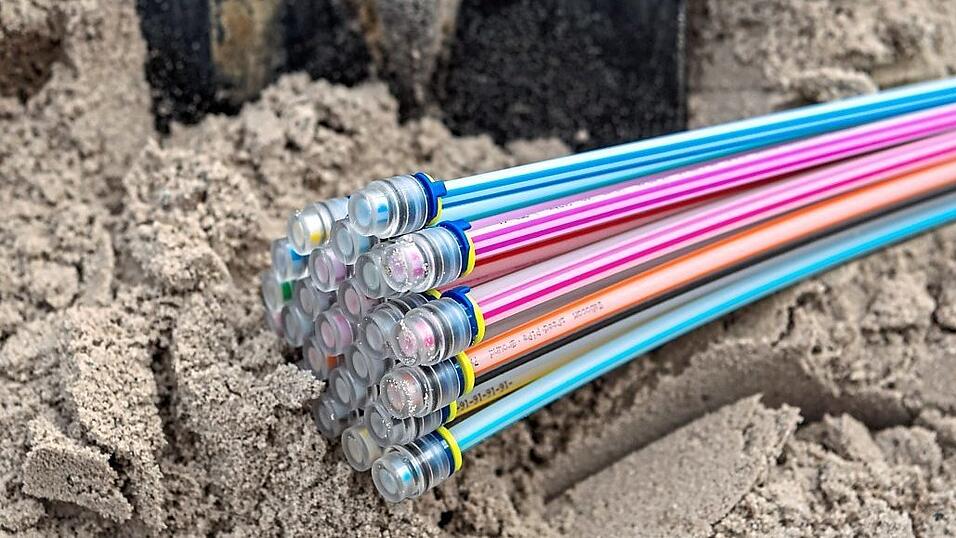 Von links: Der VG-Vorsitzende Konrad Hartshauser (CSU) und Michael Schneider von Energie S&uuml;dbayern (ESB) besiegelten den Vertrag ganz offiziell. Aus juristischer Sicht ist der Vertrag durch die Zuschlagserteilung an die ESB bereits rechtswirksam erledigt worden.