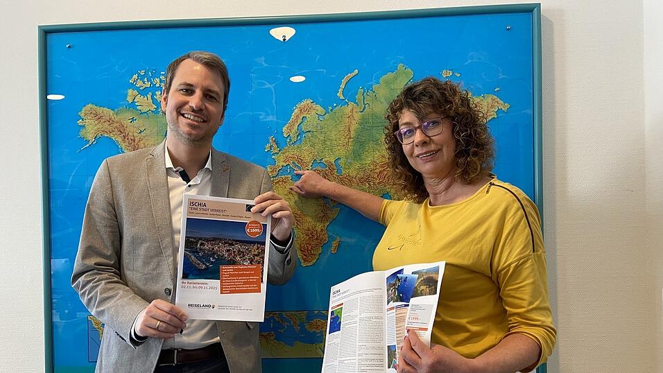 Bürgermeister Matthias Kohlmayer und die Büroleiterin vom Reiseland Landau, Christine Ostermeier, verkündeten am Freitag das diesjährige Ziel von 'Eine Stadt verreist'