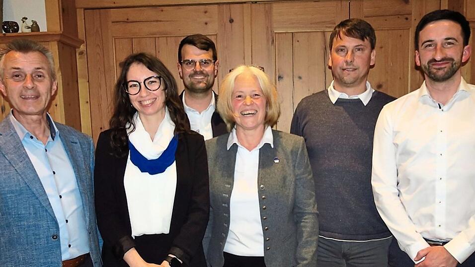 B&uuml;rgermeister und Wahlleiter Hans Biederer mit der neuen SV-Vorstandschaft, von links: Verena B&auml;umel, Alexander Kellinger, Monika Schmitt, Stephan Allmeier und Alexander Mandl.