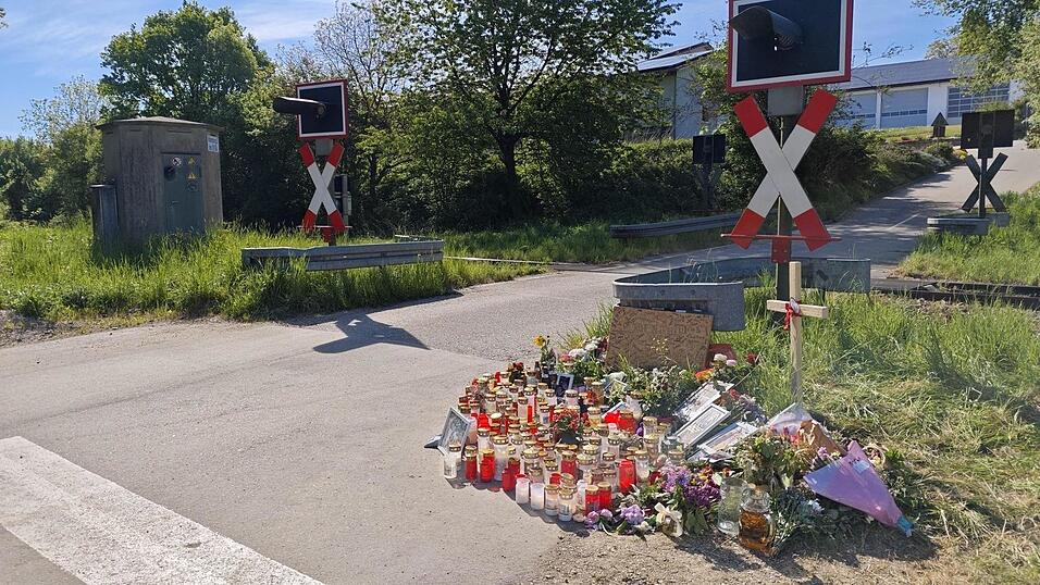 Blumen und Kerzen wurden von Freunden, Bekannten und Angehörigen am Ort des tragischen Verkehrsunfalls abgelegt. Die Polizei bittet trotz aller Trauer jedoch um größte Vorsicht am Bahnübergang. Blumen und Kerzen wurden von Freunden, Bekannten und Angehörigen am Ort des tragischen Verkehrsunfalls abgelegt. Die Polizei bittet trotz aller Trauer jedoch um größte Vorsicht am Bahnübergang.