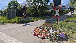 Blumen und Kerzen wurden von Freunden, Bekannten und Angeh&ouml;rigen am Ort des tragischen Verkehrsunfalls abgelegt. Die Polizei bittet trotz aller Trauer jedoch um gr&ouml;&szlig;te Vorsicht am Bahn&uuml;bergang.