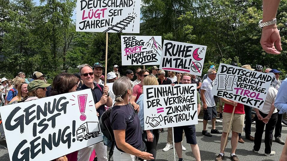 Bei der Demonstration wird auch Kritik an Deutschland geäußert. Bei der Demonstration wird auch Kritik an Deutschland geäußert.