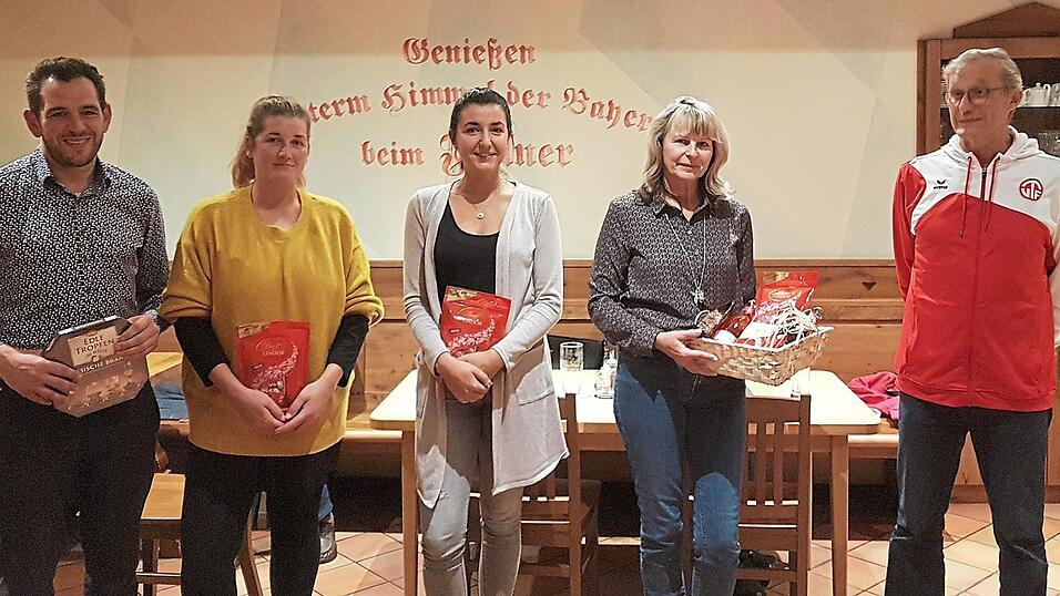 Franz und Julia Breu sowie Bettina Lamecker (von links) erhielten ein kleines Geschenk, da sie die Prüfung für die Übungsleiterlizenz absolviert haben. Marion Robl (Zweite von rechts) bekam vom TV-Vorsitzenden Erwin Lamecker (rechts) ein Geschenk für ihre 20-jährige Tätigkeit als Abteilungsleiterin. Franz und Julia Breu sowie Bettina Lamecker (von links) erhielten ein kleines Geschenk, da sie die Prüfung für die Übungsleiterlizenz absolviert haben. Marion Robl (Zweite von rechts) bekam vom TV-Vorsitzenden Erwin Lamecker (rechts) ein Geschenk für ihre 20-jährige Tätigkeit als Abteilungsleiterin.