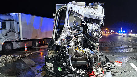 Der Fahrer hatte das Stauende übersehen und fuhr ungebremst auf einen weiteren Lastwagen auf.