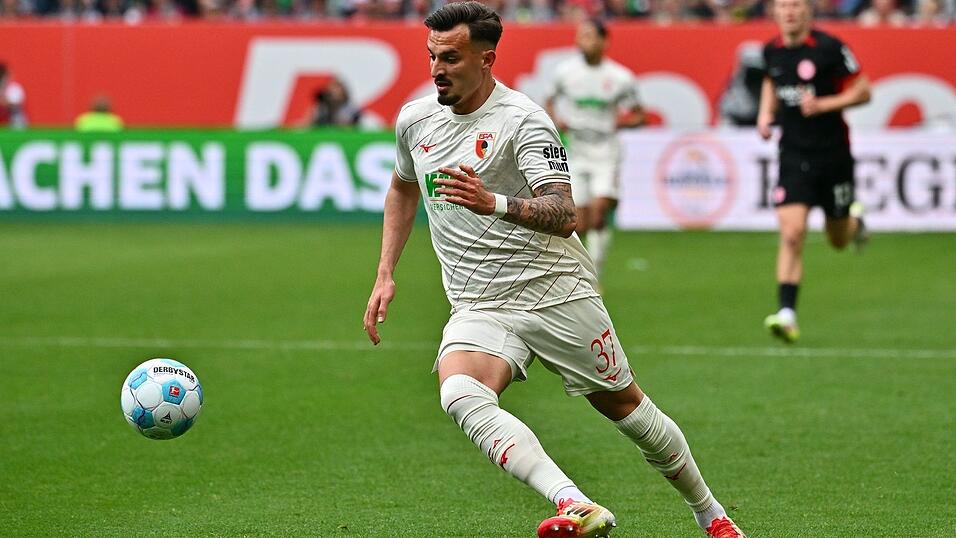 Über seine Augsburg-Rückkehr wird spekuliert: Stürmer Berisha. (Archivbild) Über seine Augsburg-Rückkehr wird spekuliert: Stürmer Berisha. (Archivbild)