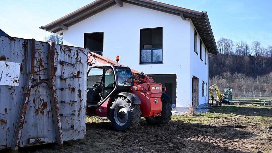 Nach jahrelangem Streit hat der Abriss von Schwarzbauten begonnen.