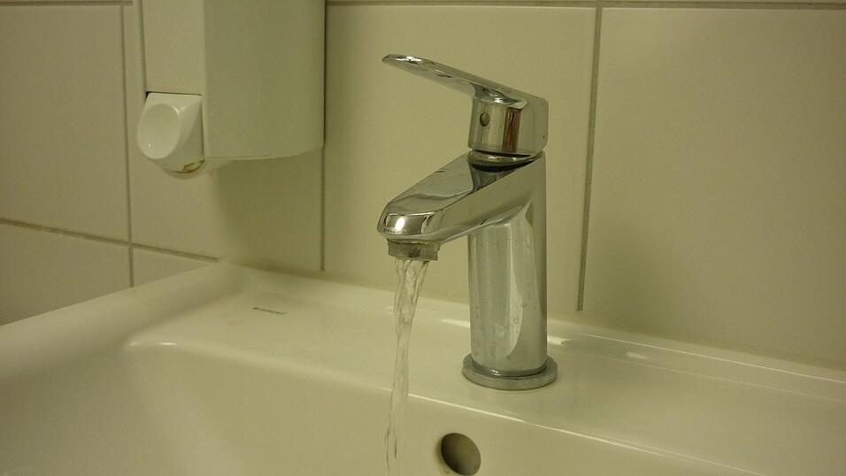 Aus dem Hahn kommt wunderbares Leitungswasser.