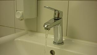 Aus dem Hahn kommt wunderbares Leitungswasser.