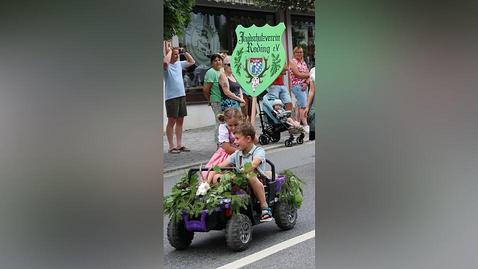 Das macht nat&uuml;rlich Spa&szlig;: der Jagdschutzverein mit seinem Taferl-Gef&auml;hrt.