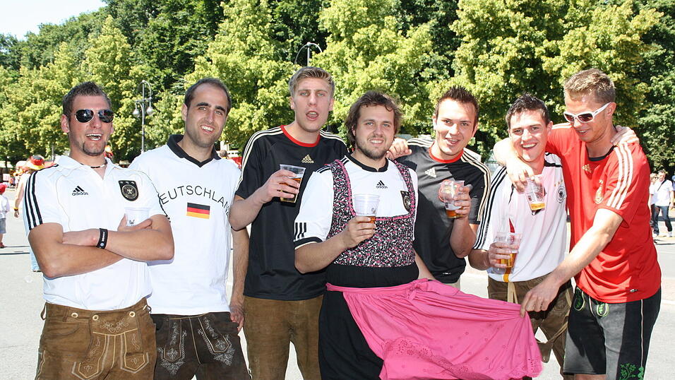 Christian Fertl war am Sonntag auf der Fanmeile in Berlin und erlebte dort das Achtelfinale gegen England auf Gro&szlig;leinwand.