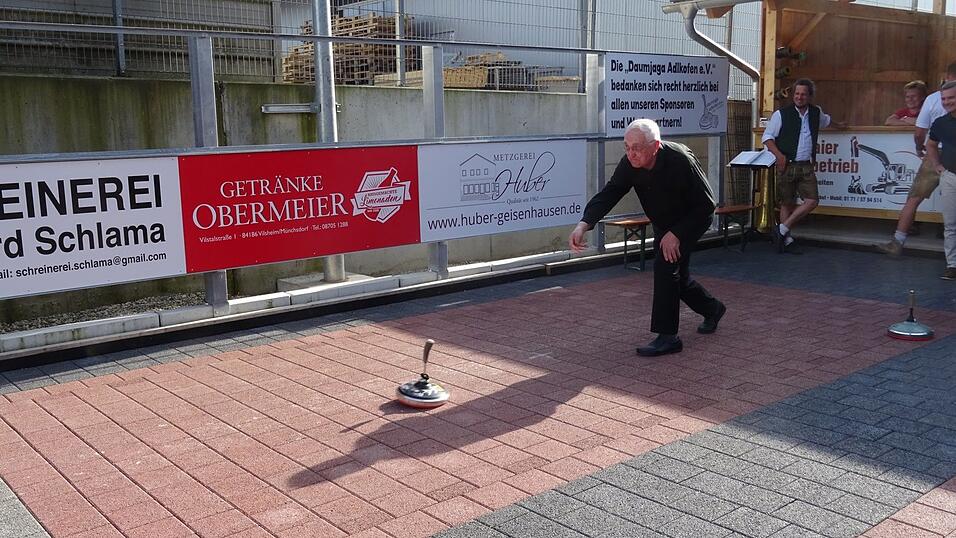 Pfarrer Schober beim ersten Schub.