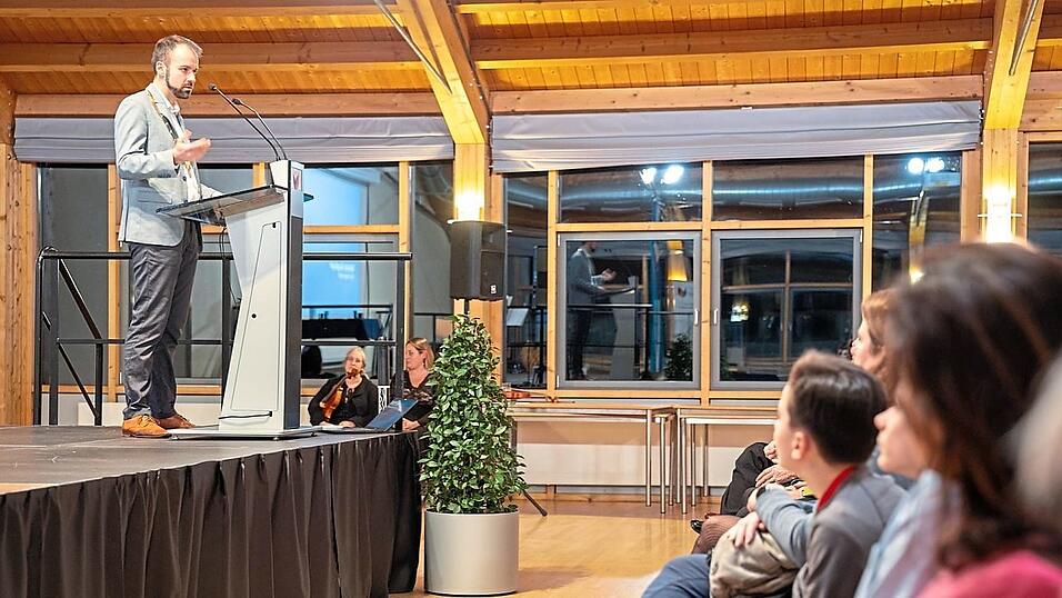 B&uuml;rgermeister Stanglmaier hielt ein Pl&auml;doyer f&uuml;r Demokratie.