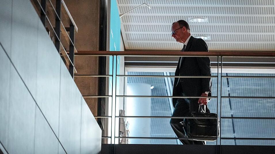 CDU-Chef Friedrich Merz trifft im Jakob-Kaiser-Haus zu weiteren Verhandlungen mit der SPD ein. Die wichtigste Frage ist: Wie soll die R&uuml;stung finanziert werden?