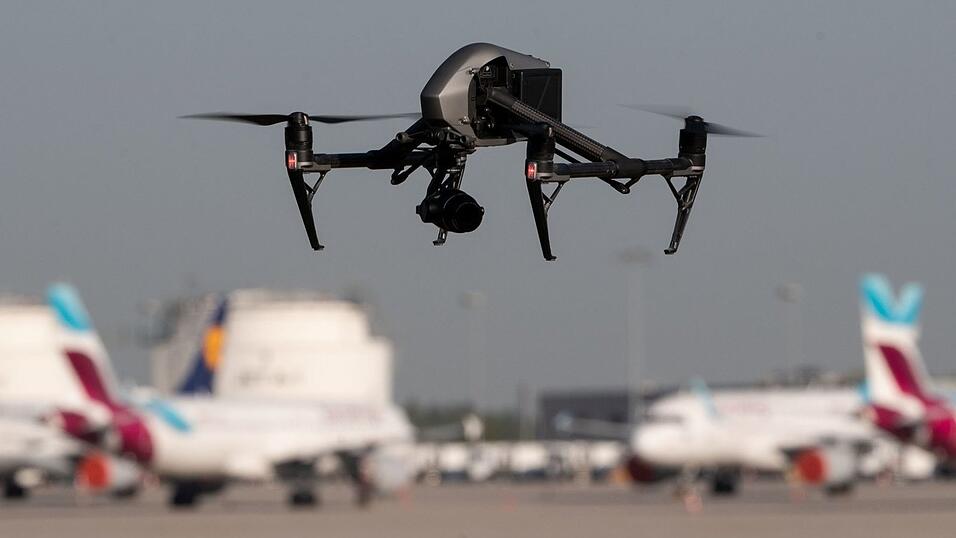 Drohnen sind für den Flugverkehr gefährlich - deshalb gilt an Flughäfen ein Flugverbot. Die Statistik zeigt aber: Die Gefährdungslage hat in den vergangenen Jahren zugenommen. (Illustration)