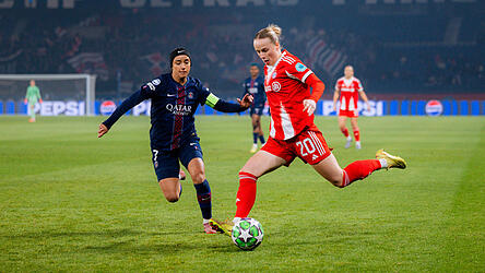 Franziska Kett (r.) im Duell mit PSG-Kapitänin Sakina Karchaoui: Die Bayern-Verteidigerin überzeugt beim 3:1-gegen Paris. Franziska Kett (r.) im Duell mit PSG-Kapitänin Sakina Karchaoui: Die Bayern-Verteidigerin überzeugt beim 3:1-gegen Paris.