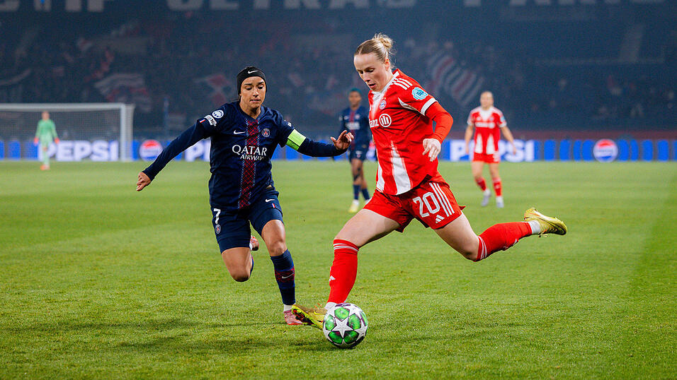 Franziska Kett (r.) im Duell mit PSG-Kapitänin Sakina Karchaoui: Die Bayern-Verteidigerin überzeugt beim 3:1-gegen Paris.