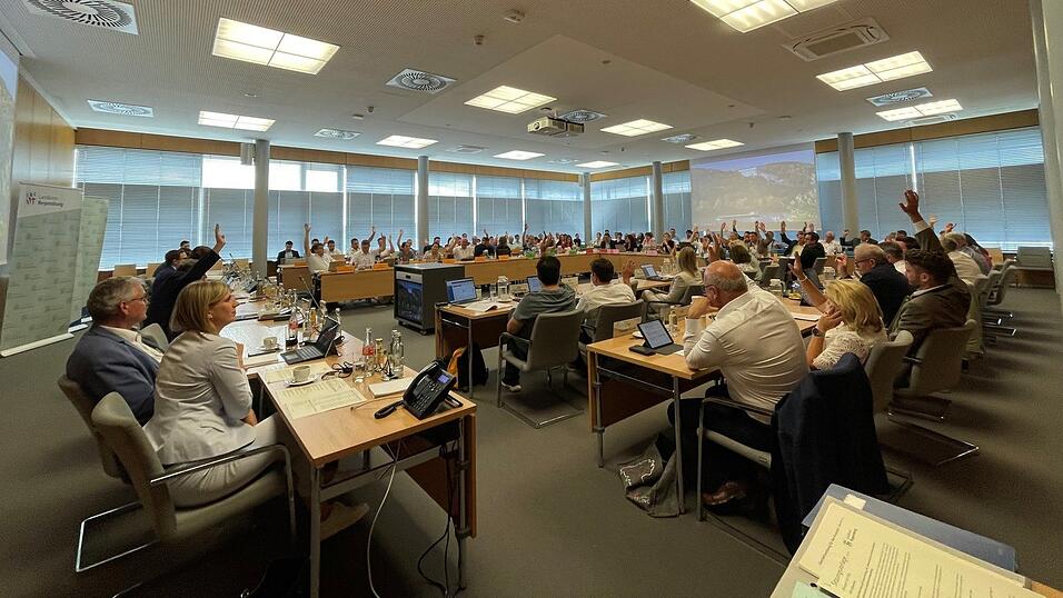 Überwiegend Ablehnung bekam der Antrag der SPD, die Kreistagssitzungen auf mindestens vier pro Kalenderjahr auszuweiten. Einigkeit herrschte dagegen bei der Entscheidung zur Realschule Regenstauf. Überwiegend Ablehnung bekam der Antrag der SPD, die Kreistagssitzungen auf mindestens vier pro Kalenderjahr auszuweiten. Einigkeit herrschte dagegen bei der Entscheidung zur Realschule Regenstauf.