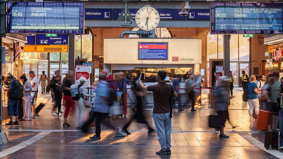 Eine Durchsage schreckte am Freitag die Passanten etwa am Frankfurter Hauptbahnhof auf. (Archivbild) Eine Durchsage schreckte am Freitag die Passanten etwa am Frankfurter Hauptbahnhof auf. (Archivbild)