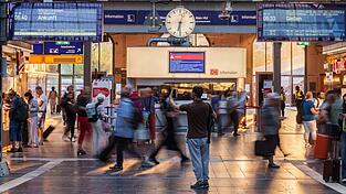 Eine Durchsage schreckte am Freitag die Passanten etwa am Frankfurter Hauptbahnhof auf. (Archivbild) Eine Durchsage schreckte am Freitag die Passanten etwa am Frankfurter Hauptbahnhof auf. (Archivbild)