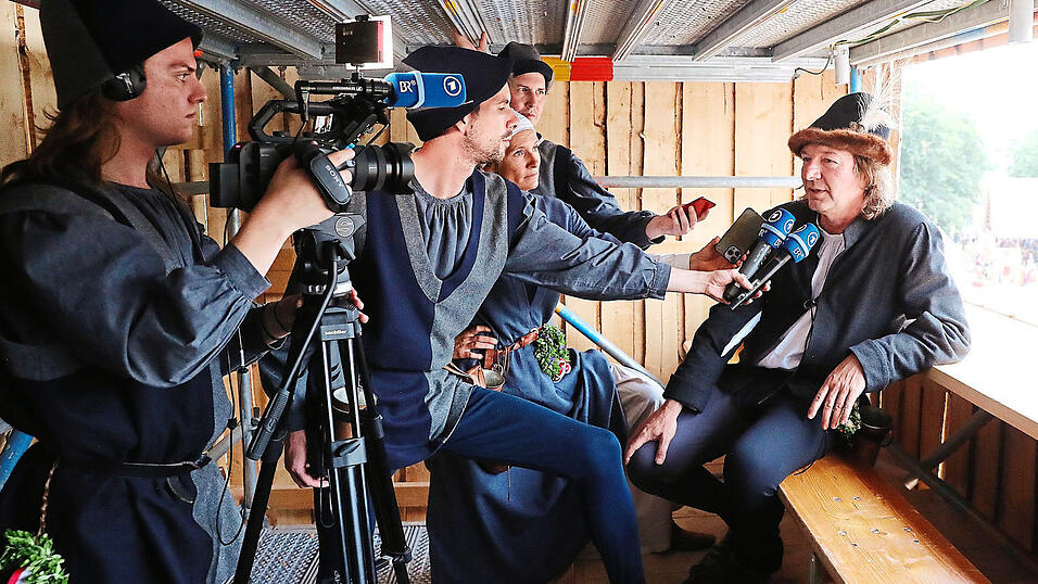 Fördererchef Stefan Feigel beantwortet im Regieturm nach der letzten Veranstaltung am Sonntagabend die Fragen der Presse.