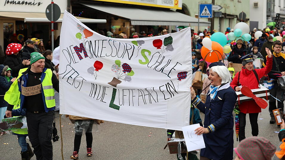 'Die Montessori Schule Bogen steigt in die Luftfahrt ein - heute werden wir &Uuml;berflieger, Luftikusse, Himmelsst&uuml;rmer und Bruchpiloten sein' - war das Motto der Montessori Schule Donau-Wald in Bogen beim Faschingszug 2024.